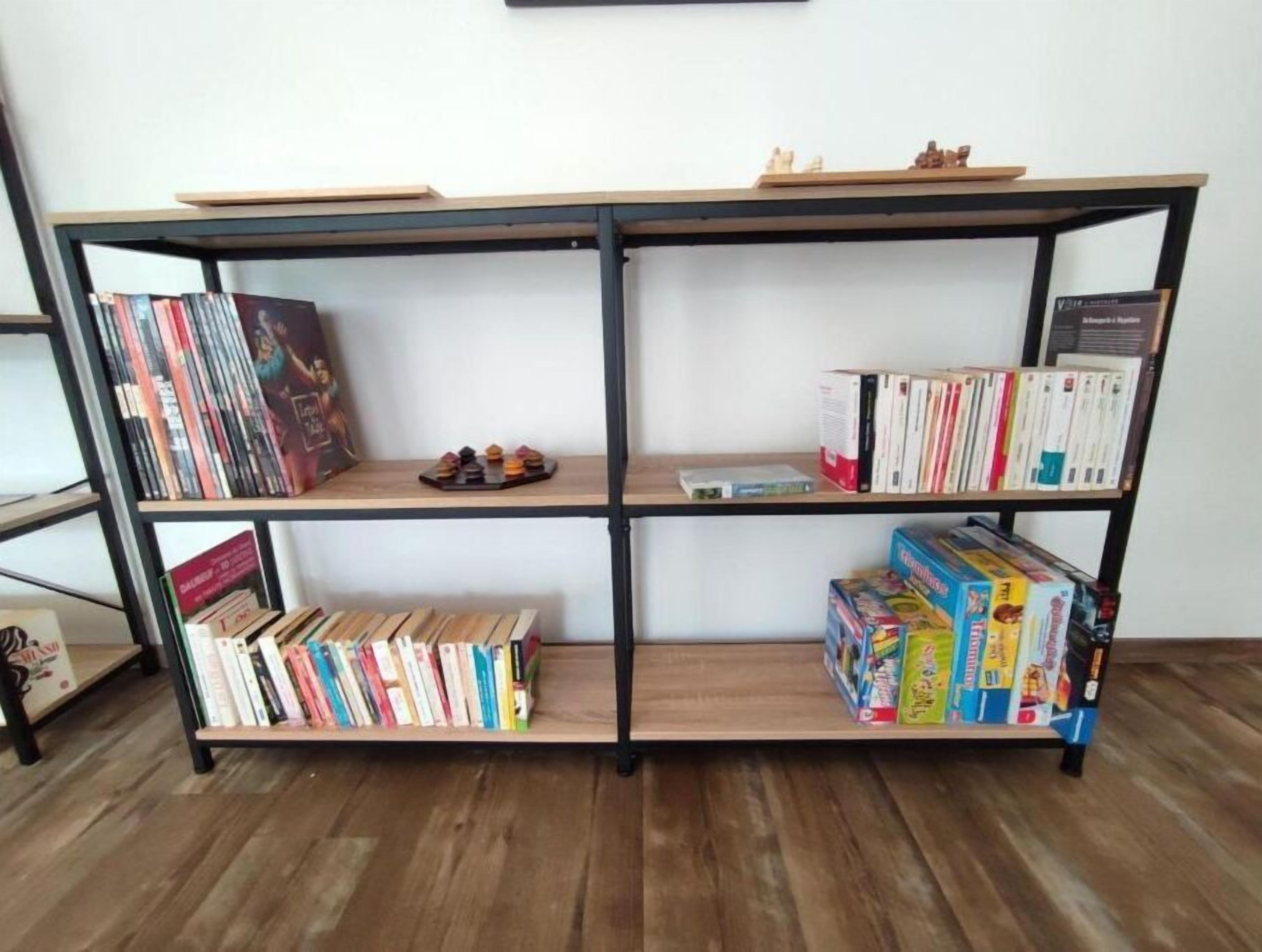 Una estantería con varios libros y un juego de mesa.