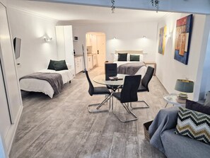 Zimmersafe, Bügeleisen/Bügelbrett, Reisekinderbett, kostenloses WLAN