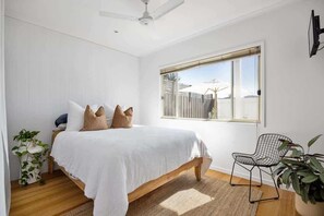 2 habitaciones, tabla de planchar con plancha, cuna de viaje y wifi 