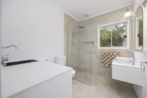 Dusche, Haartrockner, Handtücher, Shampoo