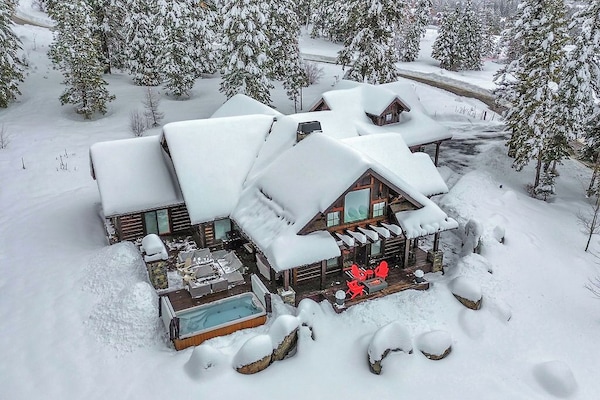 Ultimate Ski Retreat 🏔️: Nestled in the heart of Tamarack Resort, Sugarloaf Summit Estate offers unparalleled luxury with true ski-in/ski-out access. Revel in the breathtaking mountain views from every angle