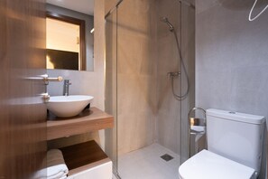 Shower, hair dryer, towels, soap - La terrasse d'Audrey- Maarif daily rental (casablanca)