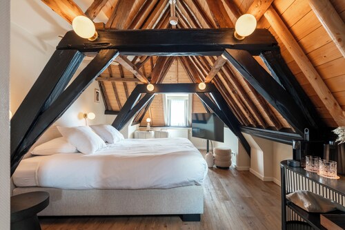 This hotel is a 1 bedroom(s), 1 bathrooms, located in Delft, Zuid-Holland.