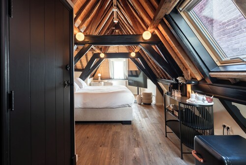 This hotel is a 1 bedroom(s), 1 bathrooms, located in Delft, Zuid-Holland.