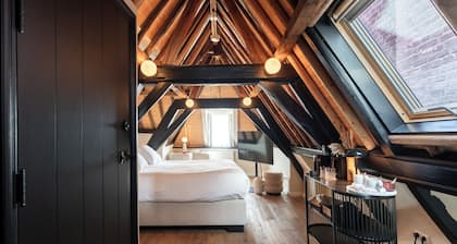 This hotel is a 1 bedroom(s), 1 bathrooms, located in Delft, Zuid-Holland.