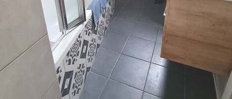 Articles de tocador gratuïts, assecador de cabells i tovalloles