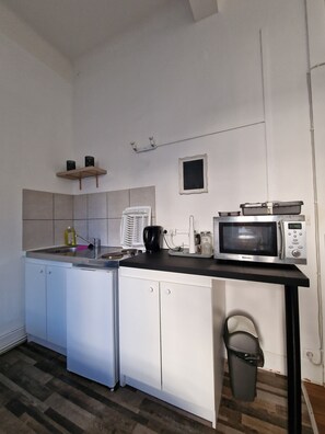 Fridge, stovetop, electric kettle, cookware/dishes/utensils - "Le Klein", Studio au Calme au Centre de Besançon (Besançon)