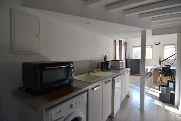 Fridge, microwave, oven, stovetop - Le Gîte Amethyste (Saint-Paul-Trois-Châteaux)