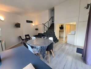 Dining - Le Gîte Amethyste (Saint-Paul-Trois-Châteaux)