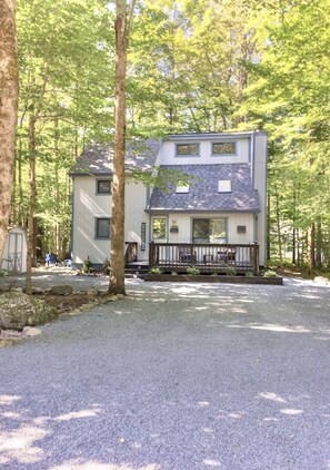 Exterior - Cozy Bear Lair in Arrowhead Lake - Amenity Fees Included (Pocono Lake)