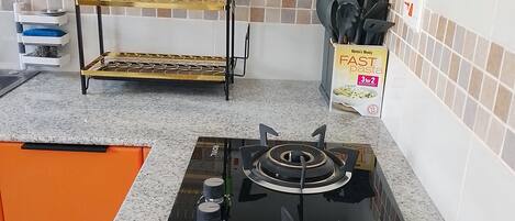 Frigorifero, microonde, piano cottura, macchina per tè/caffè