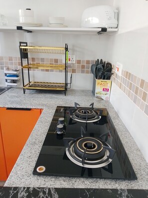 Fridge, microwave, stovetop, coffee/tea maker - 15 min max to CBDs, cozy, connected, unit for travelers and remote work (Nairobi)