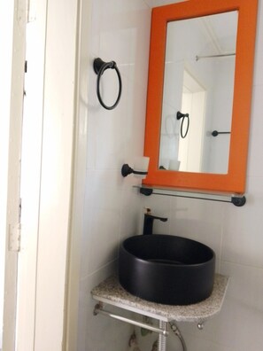 Haartrockner, Handtücher, Toilettenpapier