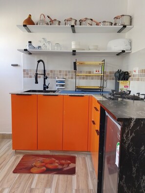 Fridge, microwave, stovetop, coffee/tea maker - 15 min max to CBDs, cozy, connected, unit for travelers and remote work (Nairobi)