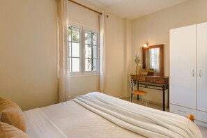 1 slaapkamer, een kluis op de kamer, een strijkplank/strijkijzer