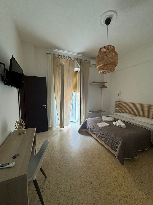 Driepersoonskamer (Portarotese) | Hypoallergeen beddengoed, een bureau, gratis wifi