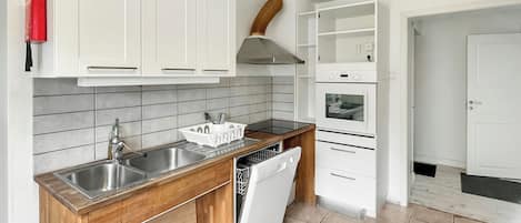 Réfrigérateur, four à micro-ondes, un four, surface de cuisson