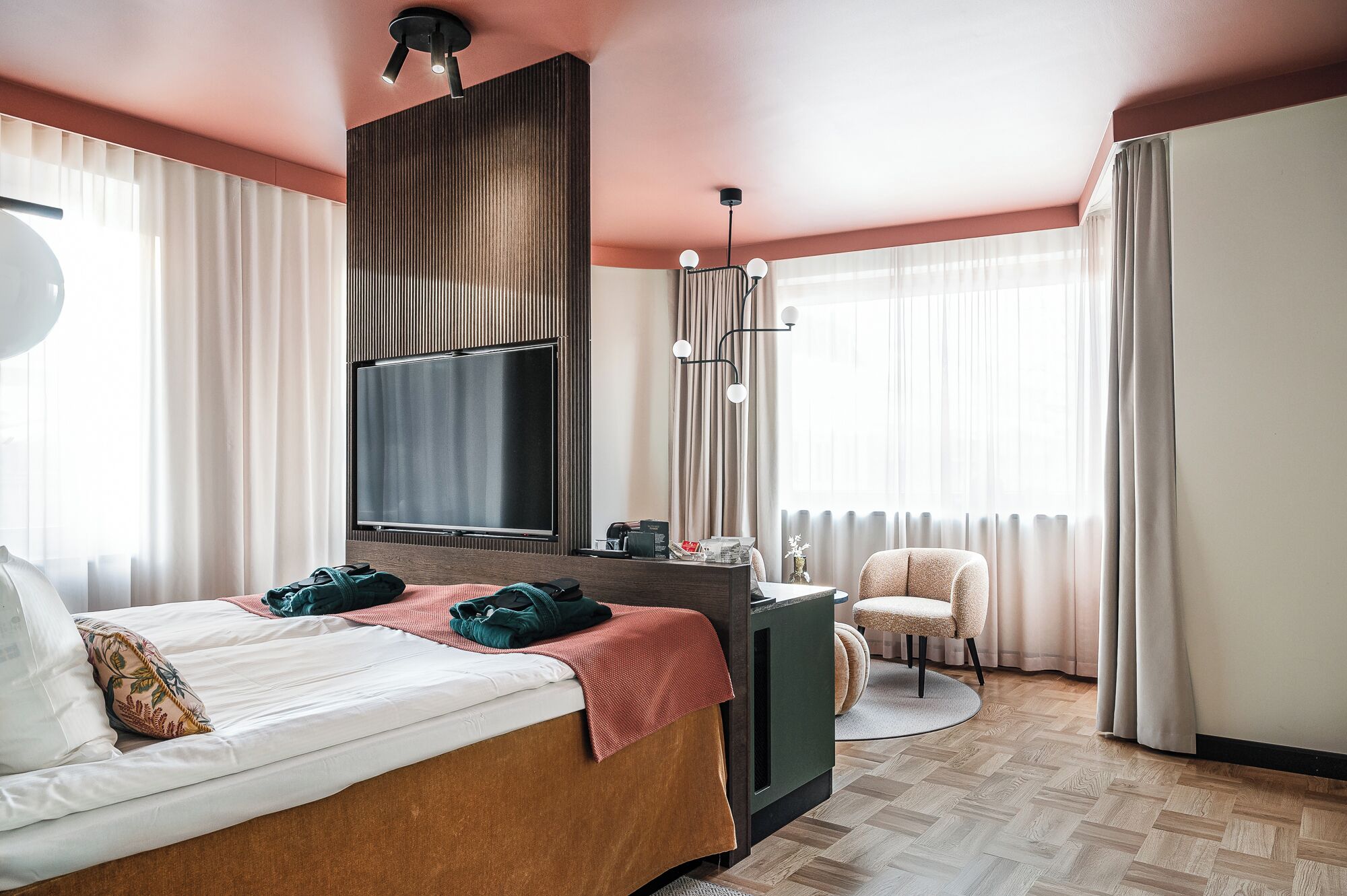 Deluxe-rum - balkong | Allergitestade sängkläder, minibar och mörkläggningsgardiner