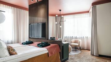 Deluxe-rum - balkong | Allergitestade sÀngklÀder, minibar och mörklÀggningsgardiner