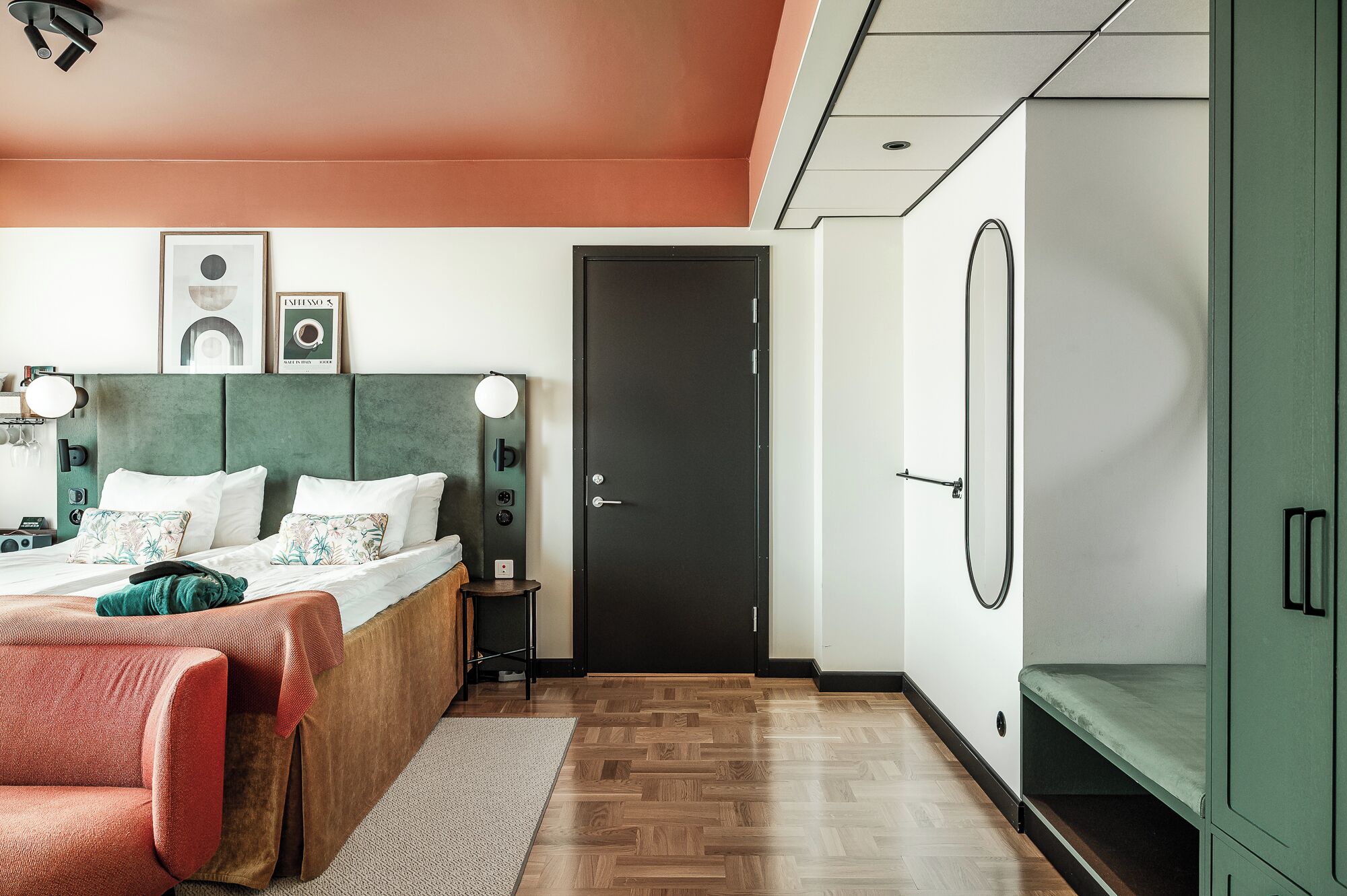 Un dormitorio con cama, mesita de noche, lámpara, armario y una puerta.