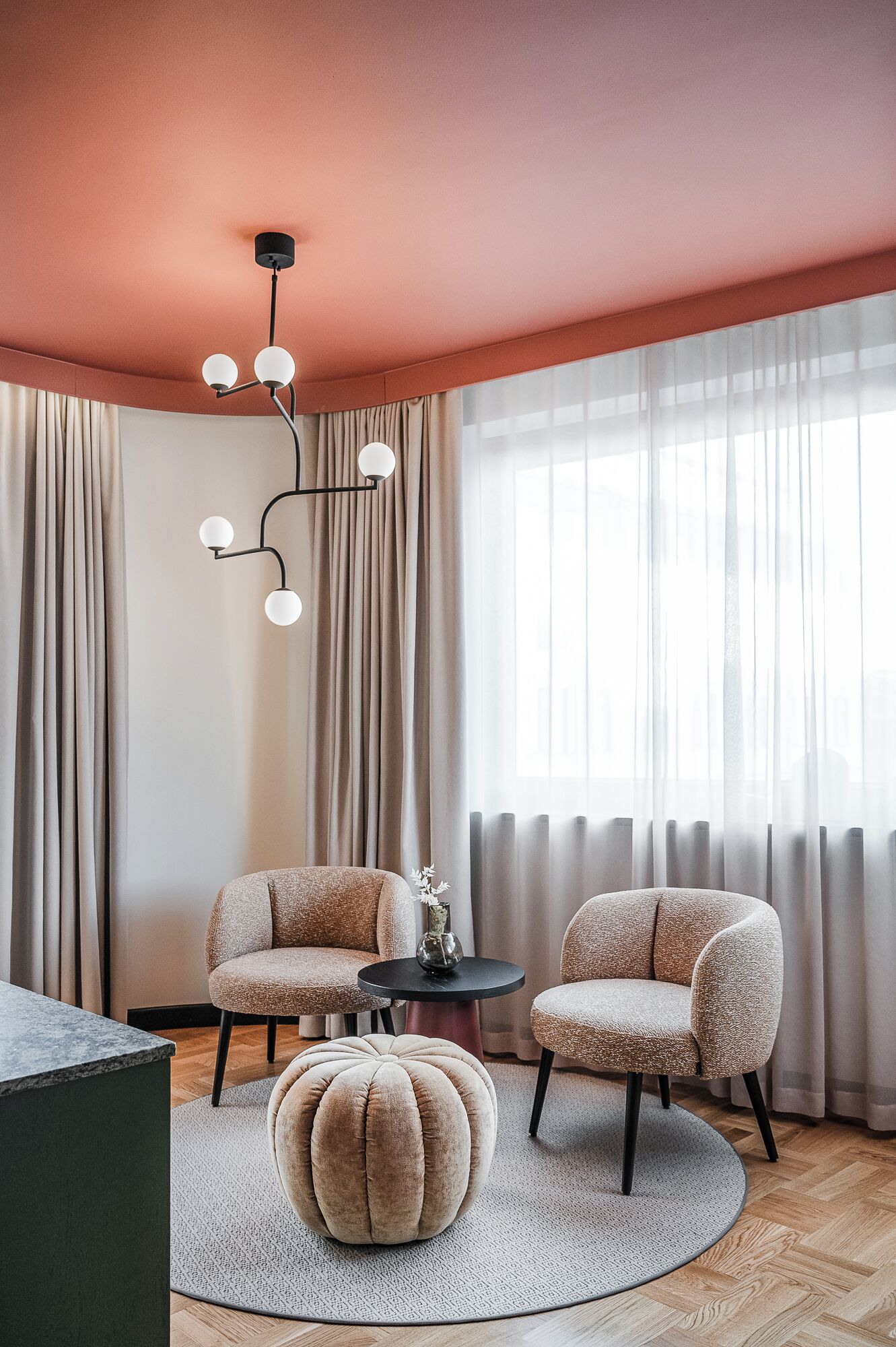 Deluxe-rum - balkong | Allergitestade sängkläder, minibar och mörkläggningsgardiner