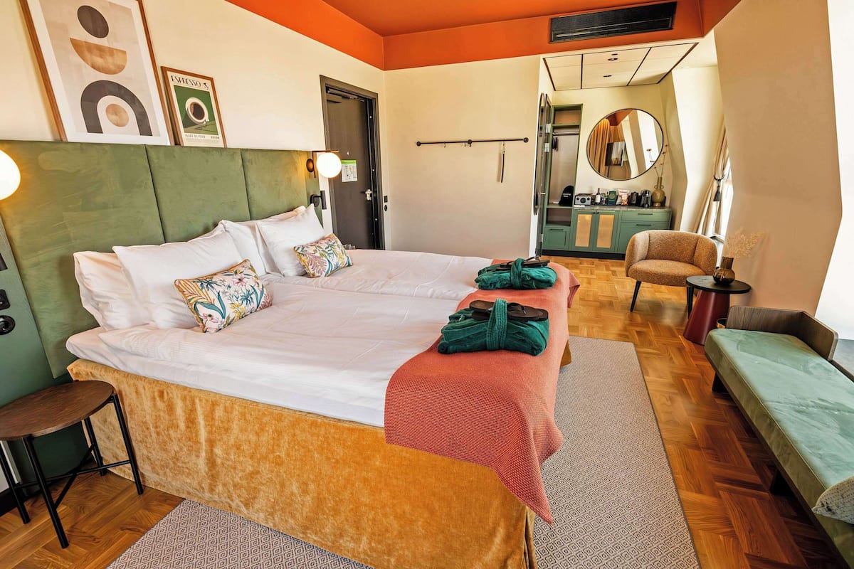Quarto casal | Roupas de cama antialérgicas, frigobar, cortinas blackout