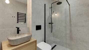 Ducha, artículos de tocador gratuitos, piso con calefacción en el baño