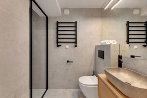 Ducha, artículos de tocador gratuitos, piso con calefacción en el baño
