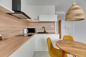 Frigobar, microondas, placa de cocina, lavavajillas