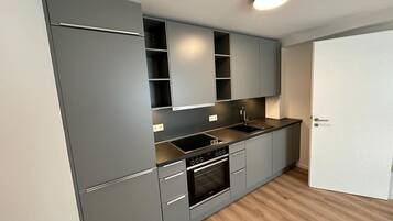 Großer Kühlschrank, Ofen, Herdplatte, Geschirrspüler