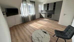 En moderne lejlighed med et køkken, spiseområde og opholdsstue.