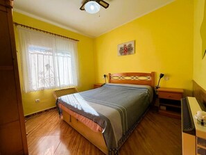 3 chambres, fer et planche à repasser, Wi-Fi, draps fournis