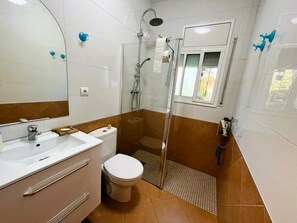 Douche, serviettes fournies, papier toilette