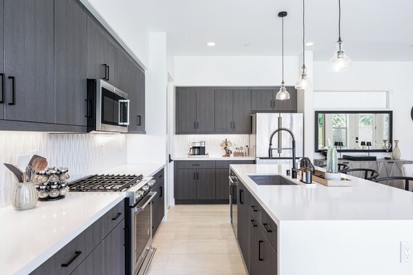 ثلاجة، ميكروويف، فرن، موقد طهي مسطح