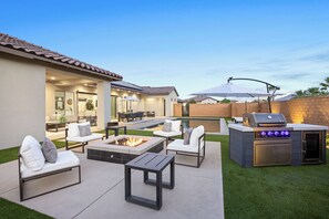 Terrace/patio - Vista Santa Rosa: Pool, Spa, Firepit, BBQ, EV Charger (La Quinta)