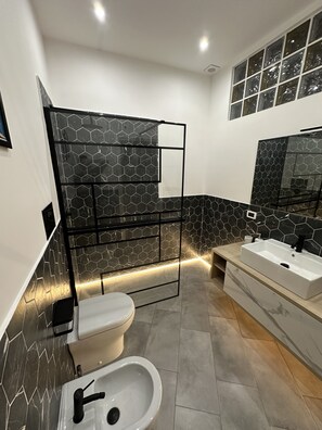 Hiustenkuivaaja, pyyhkeet, saippua, vessapaperi