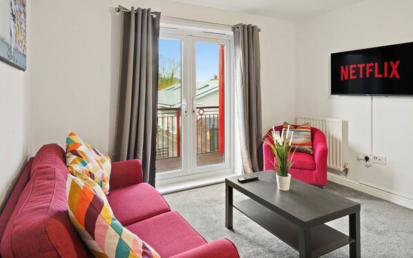 Apartment | Living area | 42-inch Smart TV with satellite channels, Netflix, streaming services - 25 Off Weekly Contractor & Family Apt (Aylesbury)
