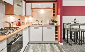 Apartment | Private kitchen | Fridge, microwave, stovetop, electric kettle - 25 Off Weekly Contractor & Family Apt (Aylesbury)