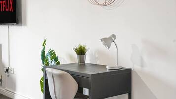 Apartemen | Area keluarga | Smart TV 42-inci dengan saluran TV satelit dan Netflix