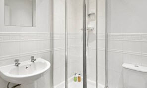 Apartment | Bathroom | Shower, rainfall showerhead, towels
