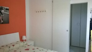 1 bedroom, bed sheets - Family-friendly sea (Porto Recanati)