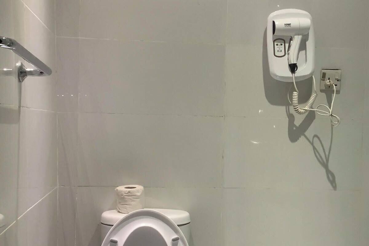 Luxury Room | Bathroom | Free toiletries, bathrobes, slippers