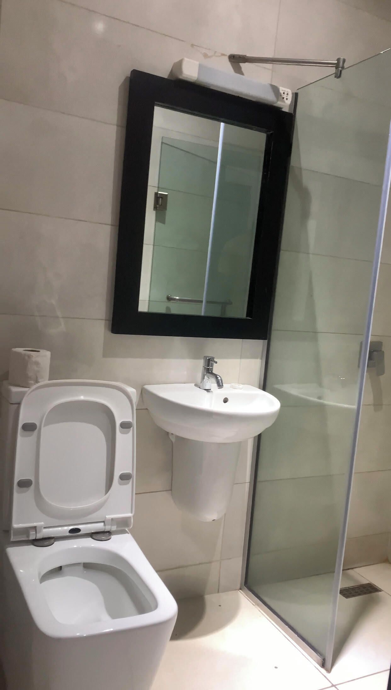 Camera Deluxe | Bagno | Set di cortesia gratuito, accappatoio, pantofole