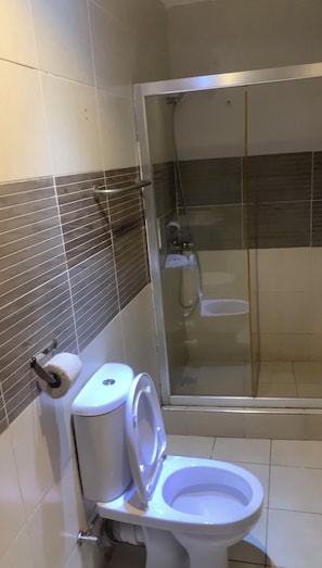 Standard Room | Bathroom | Free toiletries, bathrobes, slippers - Axor Hotel &Suites  (Lekki)