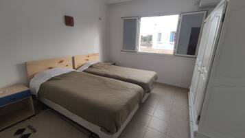 Kamar Double atau Twin Comfort | Brankas, meja kerja, ruang kerja ramah laptop, dan tirai kedap cahaya