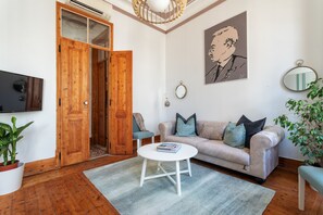 Smart TV, books - Privilege Apartment Aliança da Silva in the heart of Faro (Faro)