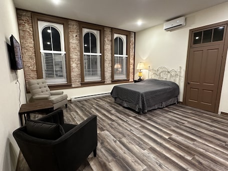 1 bedroom, WiFi, bed sheets. Cozy 1 bedroom apartment located in beautiful downtown New Ulm Mn.