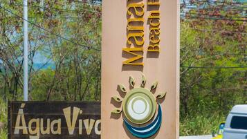 Un cartel para la Playa Marava con un diseño de sol, un logo y un anuncio para la Pousada Agua Viva.
