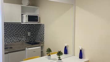 Frigobar, microondas, placa de cocina, tostadora