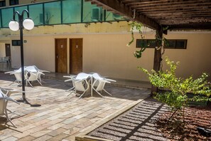 Apartamento | Restaurante al aire libre